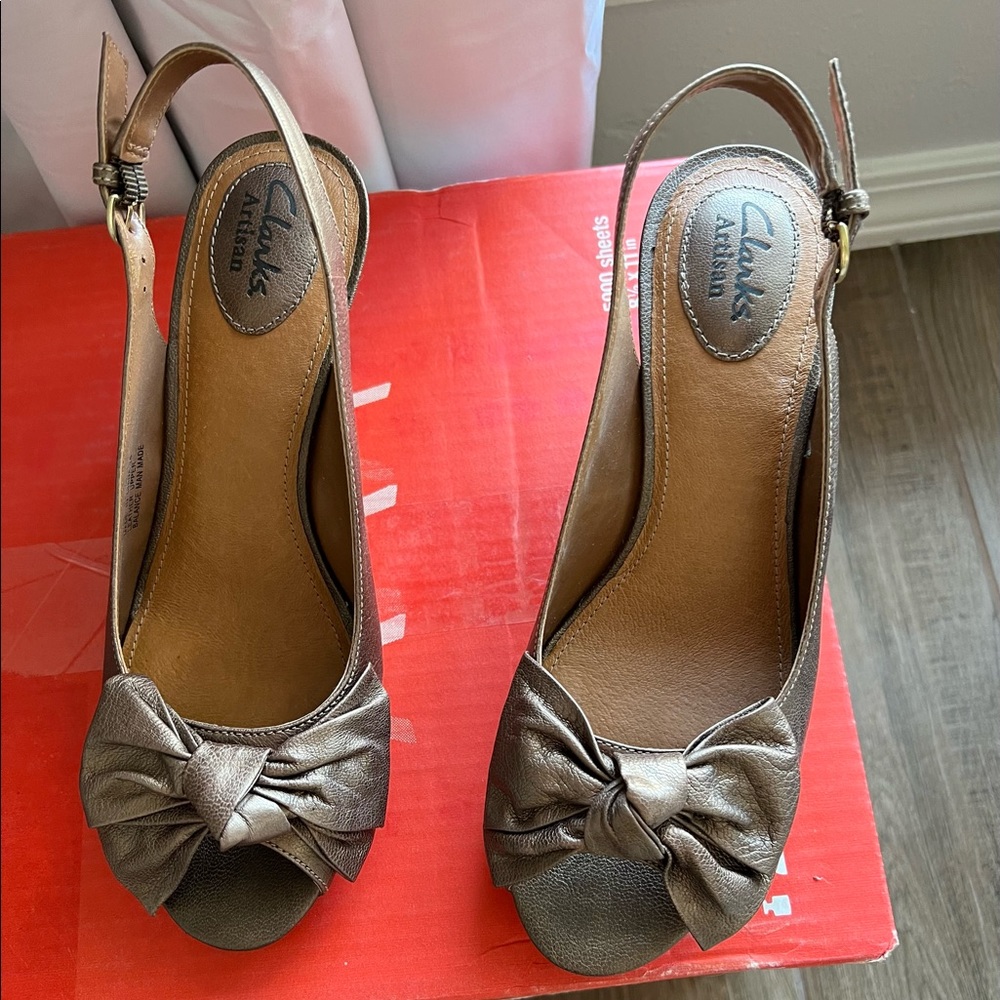 Clarks Womens Wedge Shoes Size 8M Like New